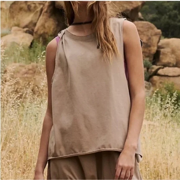 ☀️(A359) NEW Hot Shot Relaxed Sleeveless Top. Tan. Size: Medium - Picture 4 of 14